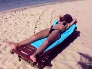 Esposa se exibindo na praia