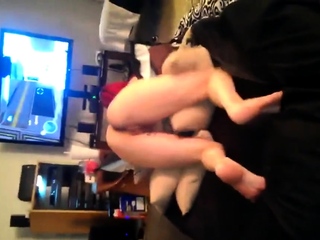 Hot redhead shakes ass while gaming